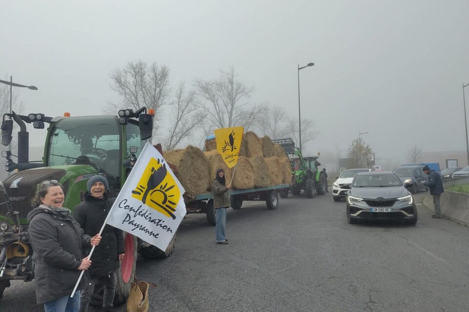 La Confédération paysanne a manifesté au niveau du centre commercial Rives d'Arcins à Bègles, ce dimanche 14 décembre.