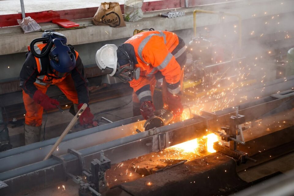 Ces rails sont situés sur le viaduc qui connecte la ligne B à la future ligne C. 