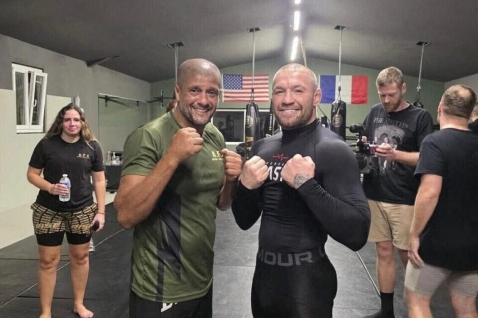 Samir Saïdi, coach principal de l’Antibes Fight Academy et la légende du MMA Conor McGregor. (©Antibes Fight Academy)