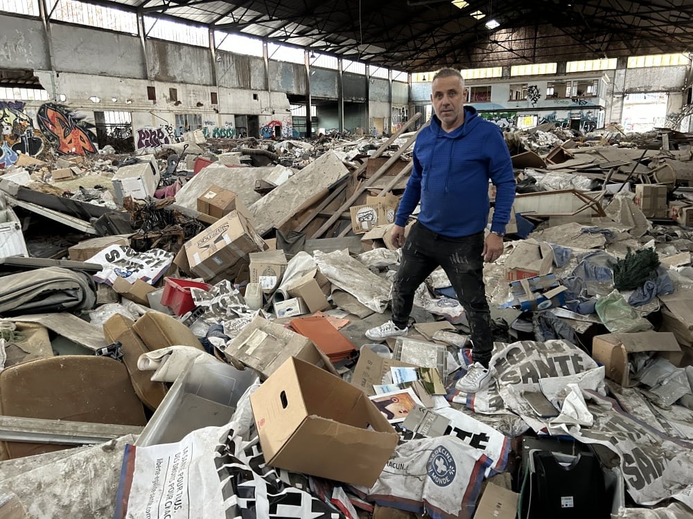 un hangar de l’armée transformé en décharge sauvage