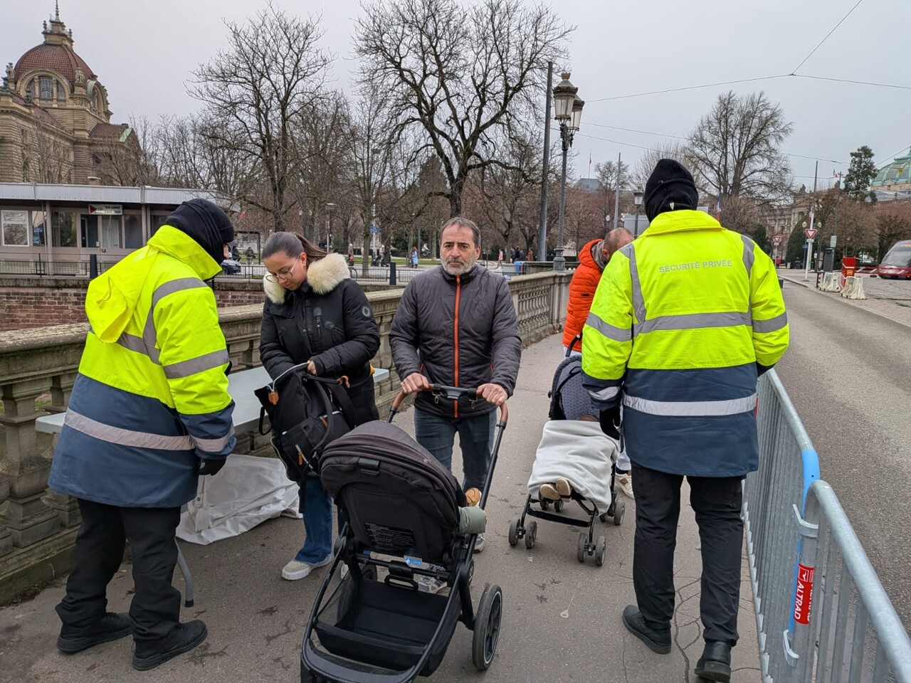 Des agents de contrôle malmenés par des visiteurs sur le marché de Noël de Strasbourg : ils témoignent