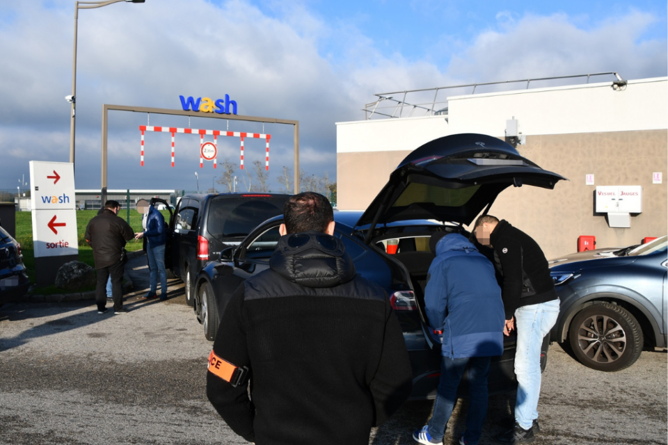 Plus de la moitié des VTC ou taxis étaient hors la loi lors du contrôle de police à l'aéroport de Lyon Saint-Exupéry.