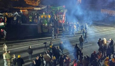 Les agriculteurs bloquent l'autoroute A63 au sud de Bordeaux : des kilomètres de bouchons