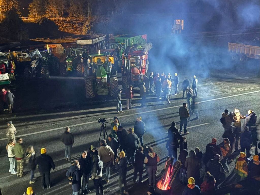 Les agriculteurs bloquent l'autoroute A63 au sud de Bordeaux : des kilomètres de bouchons
