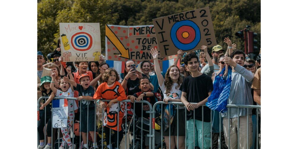 Cyclisme (1) : le Tour de France à Vif. Plus de 15 000 spectateurs, peut-être 20 000, ont envahi Vif jeudi 24 juillet, pour le départ de la 18e étape du Tour de France. Une première pour la ville du sud de l’agglomération, et pas n’importe laquelle : c’est l’étape reine de cette Grande Boucle, vers Courchevel et le terrible col de la Loze, qui s’est élancée de Vif. Animations, présentation des coureurs, caravane publicitaire… ont ravi les fans de vélo.
