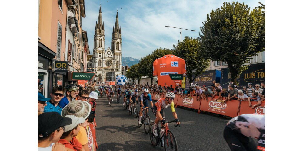 Cyclisme (2) : la Vuelta à Voiron, une première. Ce fut une forme de répétition générale. Alors qu’elle va accueillir deux fois le Tour de France en 2026, Voiron a eu l’opportunité, en 2025, d’organiser la seule arrivée dans l’Hexagone du tour d’Espagne cycliste qui prenait son départ d’Italie. C’est le mardi 26 août que la ville porte de Chartreuse a reçu les honneurs ibériques à l’issue d’une étape de la Vuelta remportée par le Britannique Ben Turner. Pour l’anecdote, c’est le Français David Gaudu qui a pris ce jour-là le maillot rouge de leader sous les applaudissements des dizaines de milliers de spectateurs.