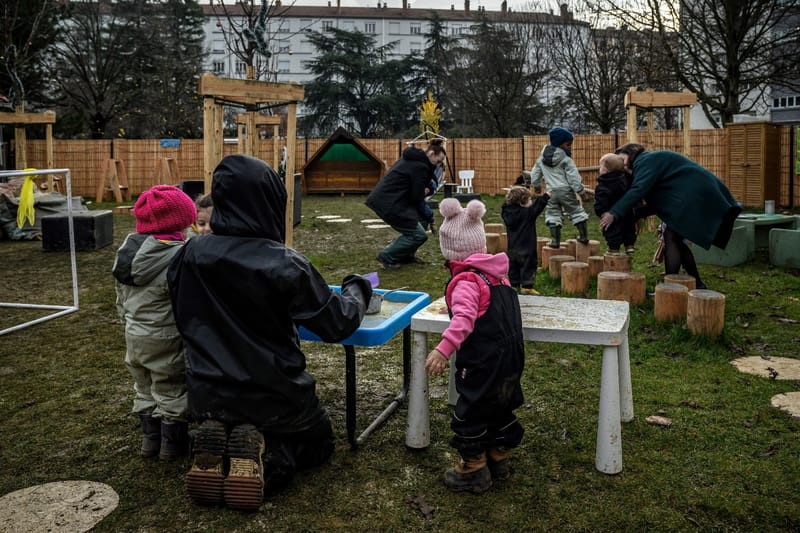 Dans la crèche en plein air "Souris en herbe" à Lyon, le 11 décembre 2025