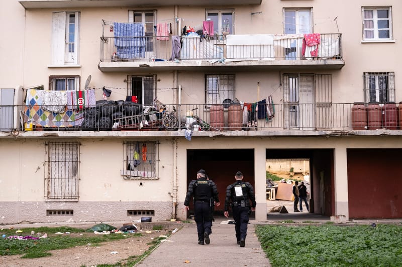 Des gendarmes en patrouille dans la résidence "Les Rosiers" lors d'une opération antidrogue dans le quartier Sainte Marthe, à Marseille, le 9 décembre 2025