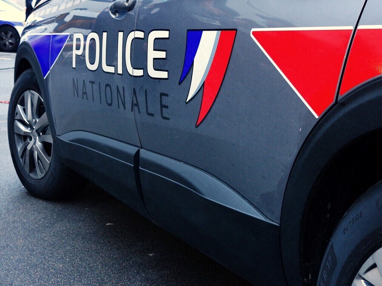 trois policiers blessés et sept interpellations, une enquête ouverte