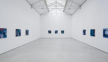 Entre nuances chromatiques et contraste de bleu, Sean Scully expose sa dernière série de toiles