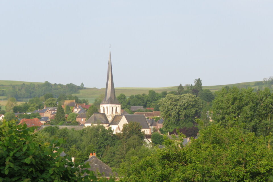 La joli église de Bures-en-Bray, et son fameux clocher tors.