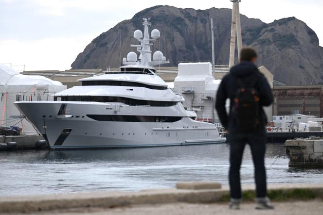 Le yacht « Amore-Vero », appartenant à une société liée à l’oligarque Igor Setchine, a été saisi par les douanes françaises dans le port de La Ciotat (Bouches-du-Rhône), dans la nuit du 2 au 3 mars 2022.