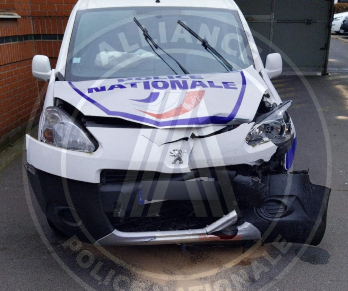 au volant d'une voiture volée, un mineur blesse trois policiers