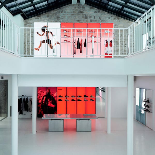 Salomon densifie la connexion entre outdoor et urbain dans son nouveau hub parisien