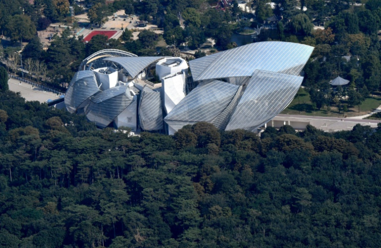 Vue aérienne de la Fondation Louis Vuitton réalisée par l'architecte américano-canadien Frank Gehry, le 14 juillet 2018 à Paris ( AFP / GERARD JULIEN )
