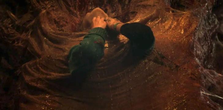 Capture d’écran, retouchée, pour mieux voir la marque Under Armour effacée après coup par Netflix dans cette scène avec Holly Wheeler. 