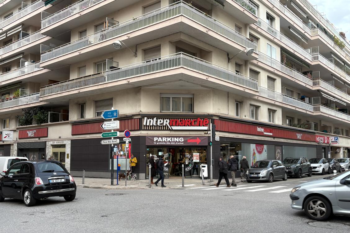 Fermé pour des manquements aux règles d’hygiène et de sécurité incendie, l’Intermarché Express du port de Nice a rouvert ce samedi