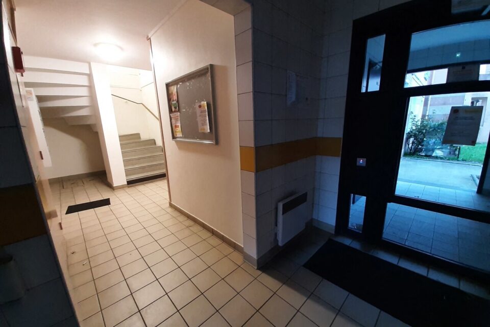 La victime a été découverte dans ce hall d'immeuble au Mans, mercredi 12 avril.