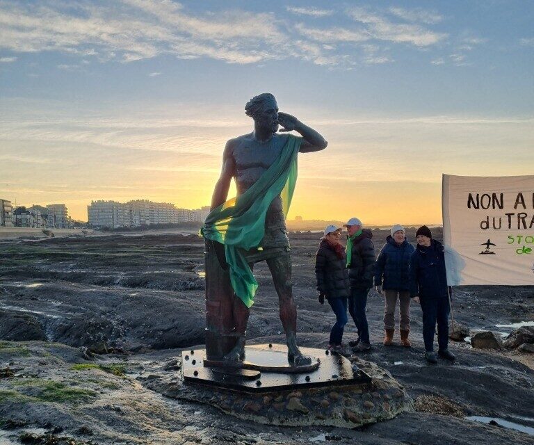 La statue d'Ulysse a été rhabillé par l'association de la DCA des Olonnes ce mercredi 17 décembre.