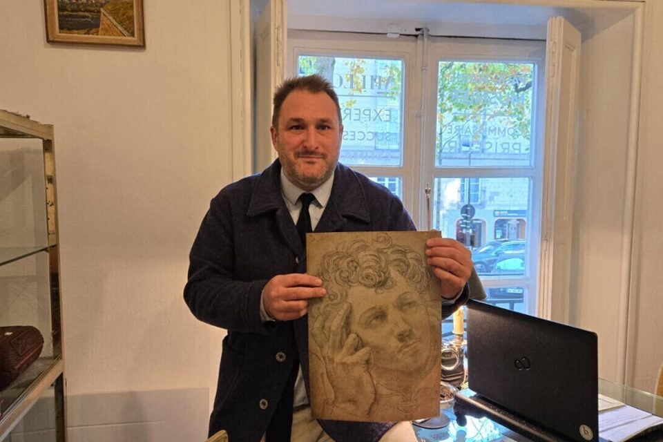 Paul-Marie Musnier, commissaire-priseur nantais tient dans ses mains un fac-similé du dessin qu'il a découvert.