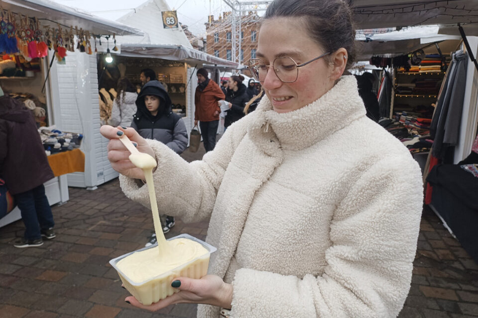 Dans le chalet n°79, on propose de l'aligot, une des star du marché de Noël de Toulouse.