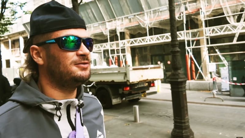 Dans le documentaire, des images montrent Jul déambuler rapidement dans la capitale à visage découvert.