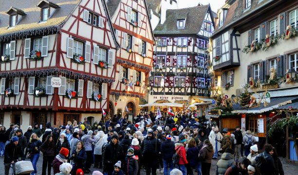 Dans les allées noires de monde du marché de Noël de Colmar, le 28 décembre 2025.   Photo Nicolas Pinot