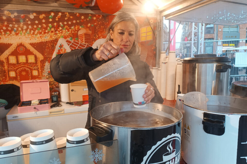 Dans un des chalets du marché de Noël de Toulouse on peut prendre un verre de vin chaud blanc ou rouge à 3,50 le verre.