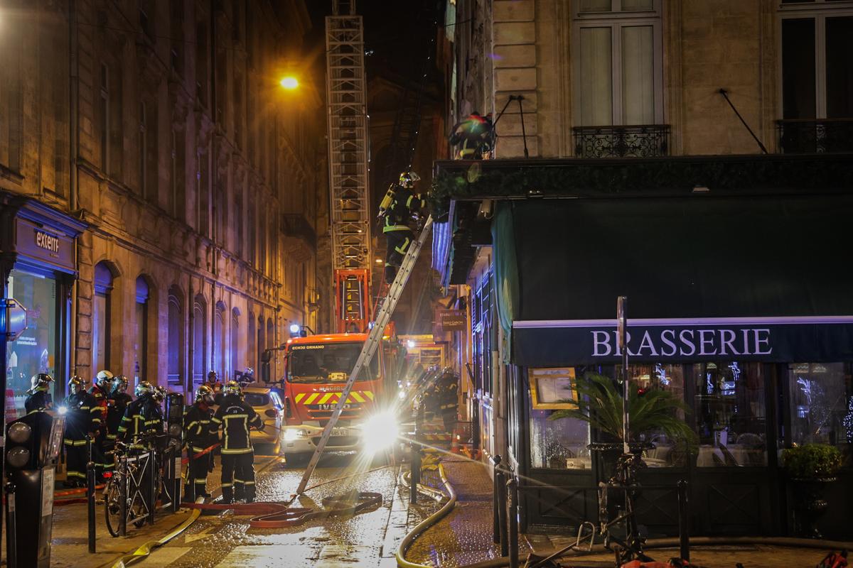 l’intervention des pompiers pour stopper le feu dans un restaurant