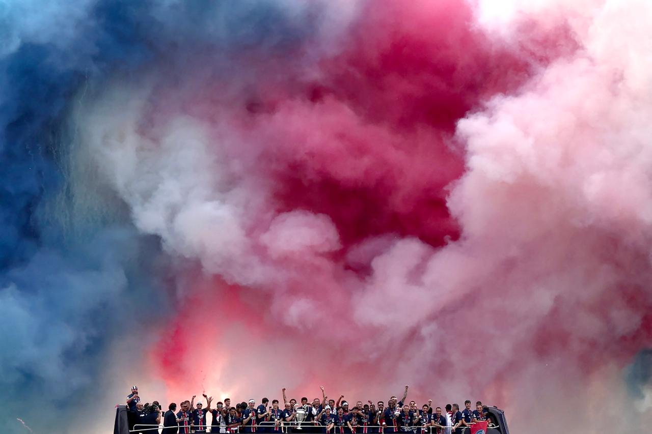 ICI, C’EST PARIS ! Des feux d’artifice sur les Champs-Élysées, le 1er juin 2025, saluent le sacre européen des joueurs du Paris Saint-Germain, qui défilent en bus pour présenter leur trophée à leurs supporteurs. La veille, les joueurs de Luis Enrique ont écrasé l’Inter de Milan en finale de la Ligue des champions (5-0), à Munich. Un titre après lequel le club de la capitale courait depuis des années.