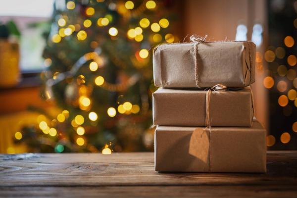 Selon une enquête, près de deux Français sur trois prévoient de réduire leurs dépenses de Noël, contraints par l’inflation et la pression sur le pouvoir d’achat.