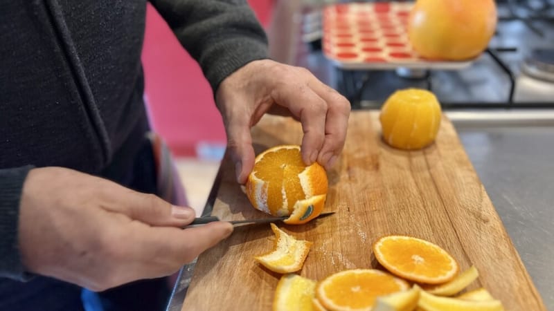 Découpe des agrumes à vif pour la pavlova.