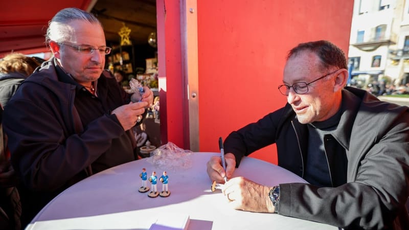 L’ancienne gloire olympienne Jean-Pierre Papin s’est pliée au jeu des dédicaces sur un support particulier : un santon à son effigie.