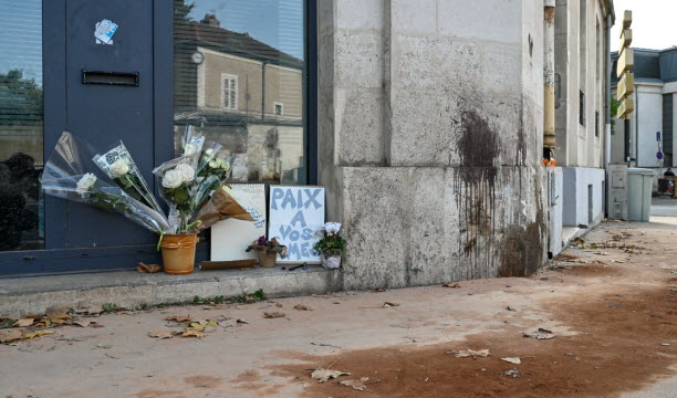 Des bouquets, des roses blanches et des mots de soutiens ont été déposés au carrefour de l’avenue de Boufflers et de la rue Raymond Poincaré, transformé en lieu de recueillement après le tragique accident. Photo Séverine Kichenbrand