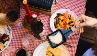 Où se régaler d’une bonne raclette ou d’une fondue à Paris ? Les meilleures adresses hivernales pour les mordus de fromage