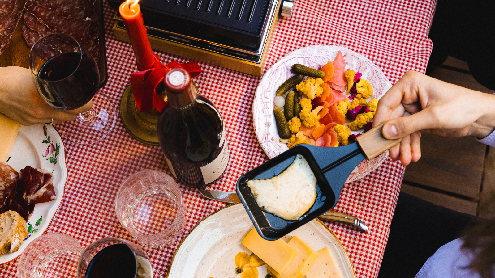 Où se régaler d’une bonne raclette ou d’une fondue à Paris ? Les meilleures adresses hivernales pour les mordus de fromage
