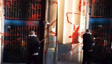 Un activiste climatique asperge de peinture rouge l’ambassade britannique à Bruxelles