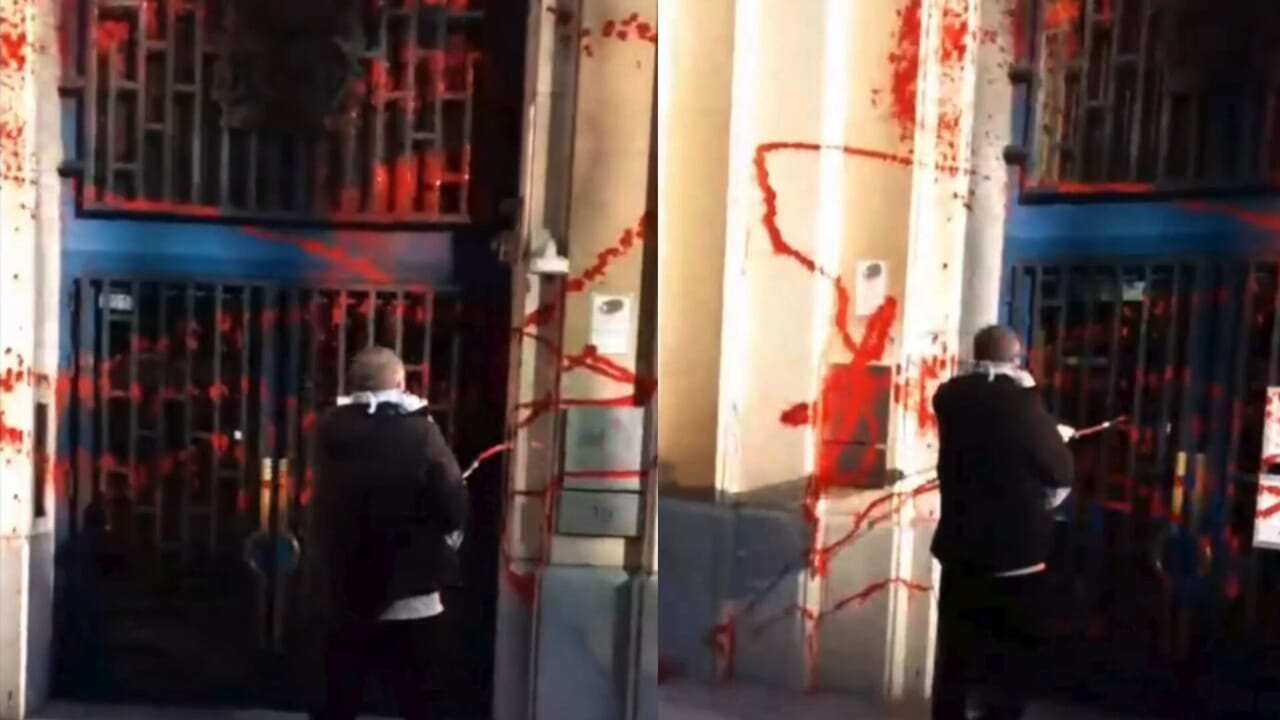 Un activiste climatique asperge de peinture rouge l’ambassade britannique à Bruxelles