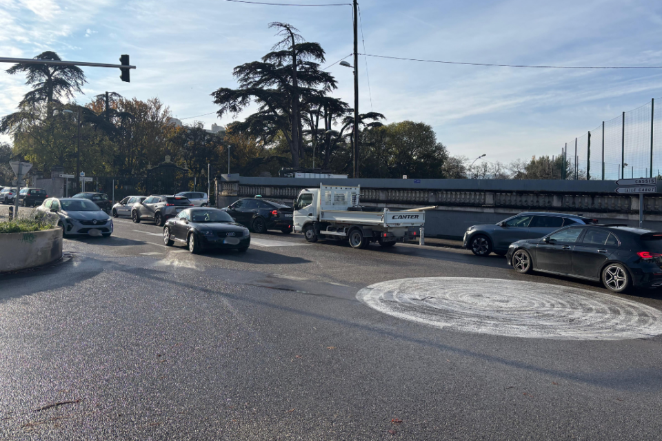 Chaque jour, surtout aux heures de pointe, le carefour de La Gaye (9e) est bouché.