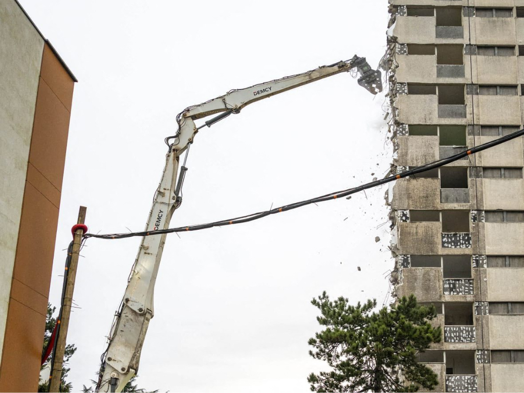 Près de Lyon. Deux immeubles emblématiques détruits, une étape importante pour cette ville