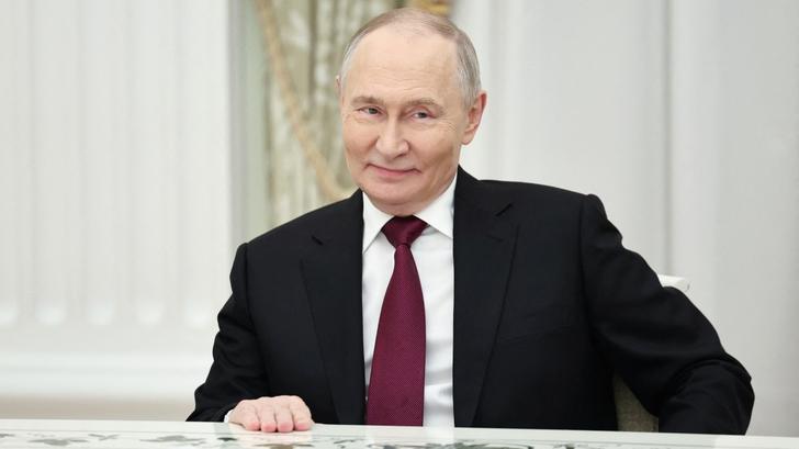 Le président russe Vladimir Poutine participe à une réunion avec l’envoyé spécial américain Steve Witkoff et le gendre du président américain Donald Trump, Jared Kushner, au Kremlin à Moscou, le 2 décembre 2025. 