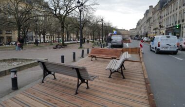 la mairie déplace des bancs installés « par erreur » sur des places de parking