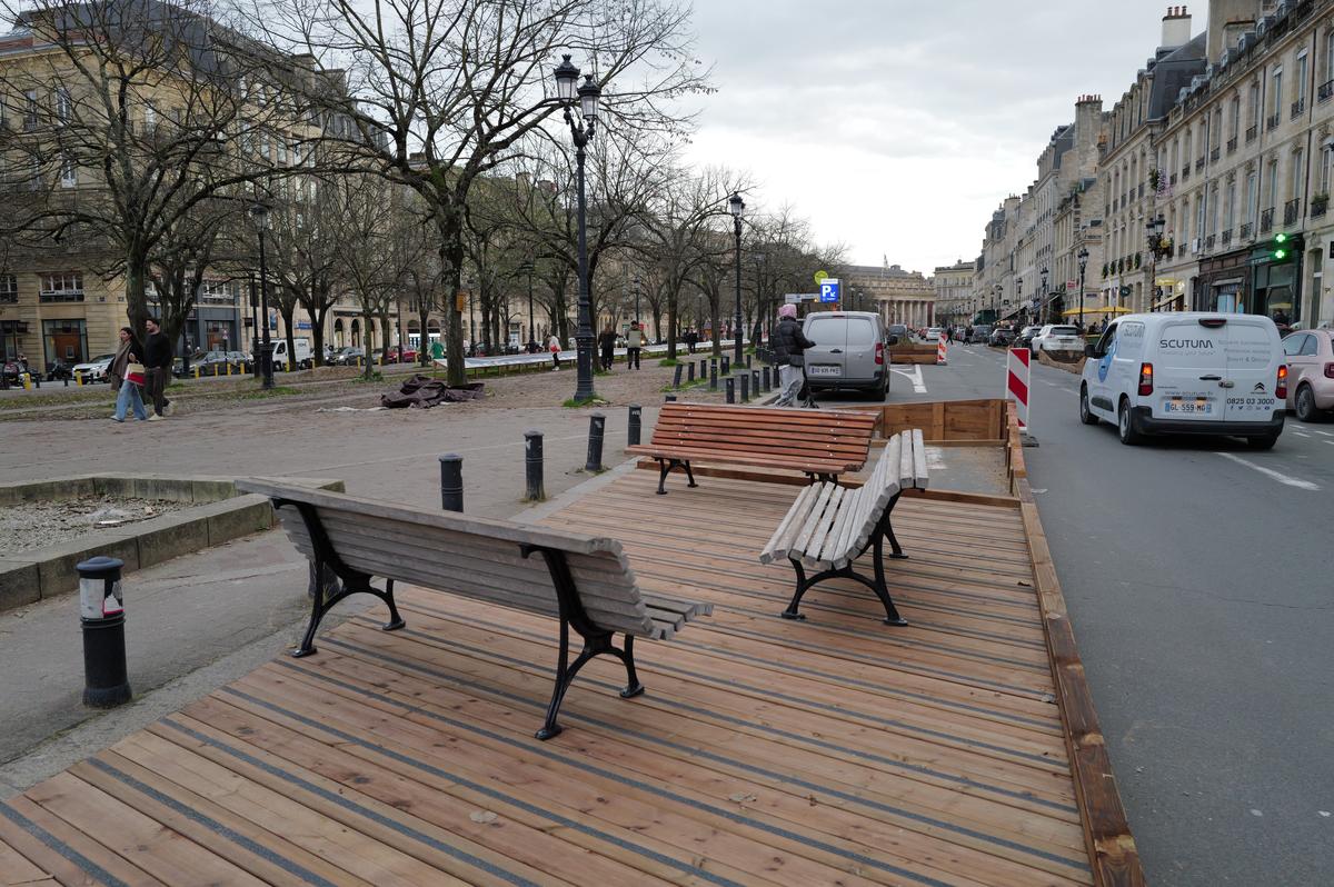 la mairie déplace des bancs installés « par erreur » sur des places de parking
