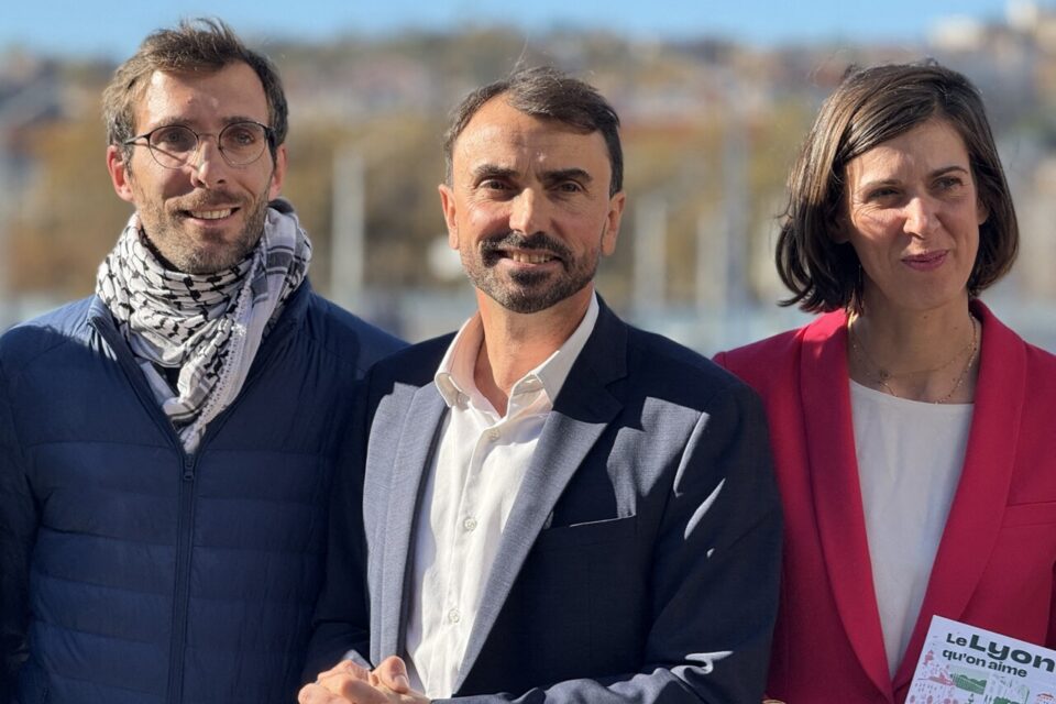 Grégory Doucet (au centre), maire écologiste de Lyon avec Sandrine Runel (à droite), députée PS et Augustin Pesche, chef de file du parti communiste.