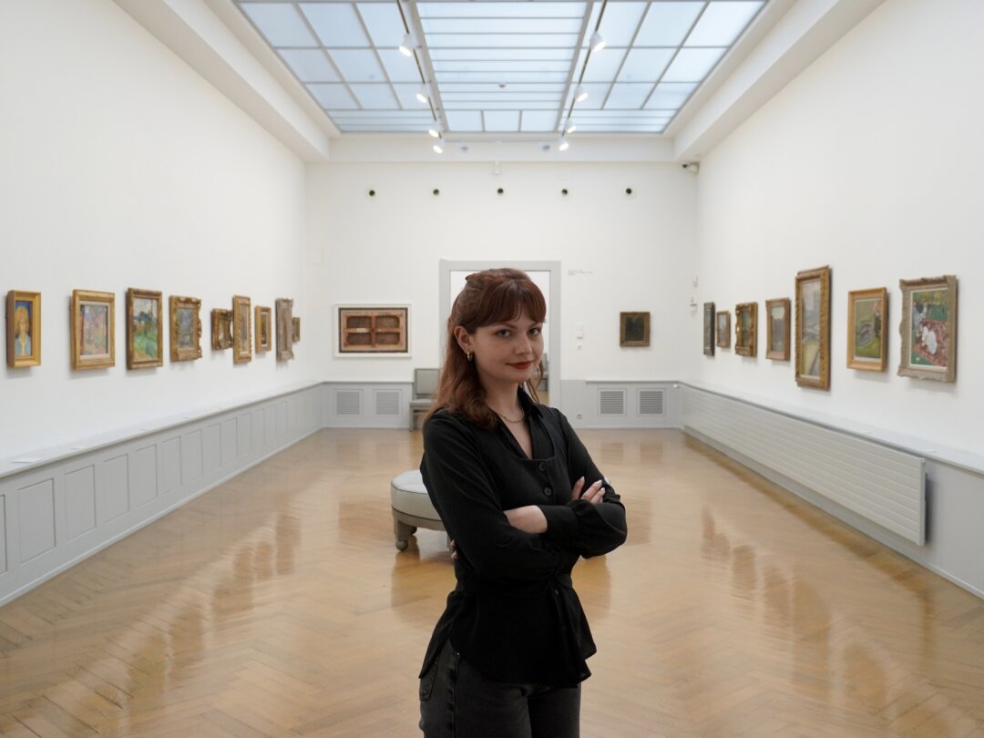 L'étudiante en histoire de l'art Cristina Iancu au centre de la salle du Musée des beaux-arts de La Chaux-de-Fonds consacrée à la collection Junod.