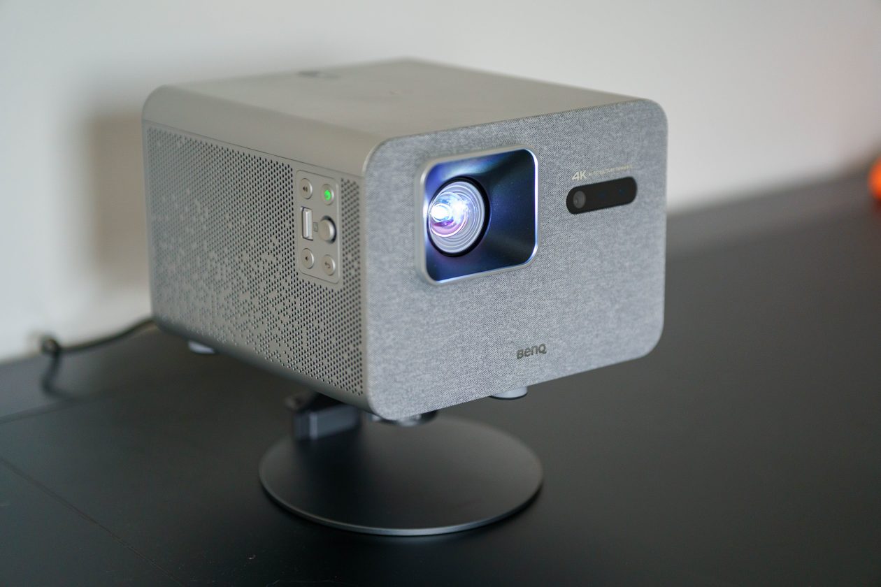 BenQ TK705i vue de diagonale avec le pied bouton et lentille