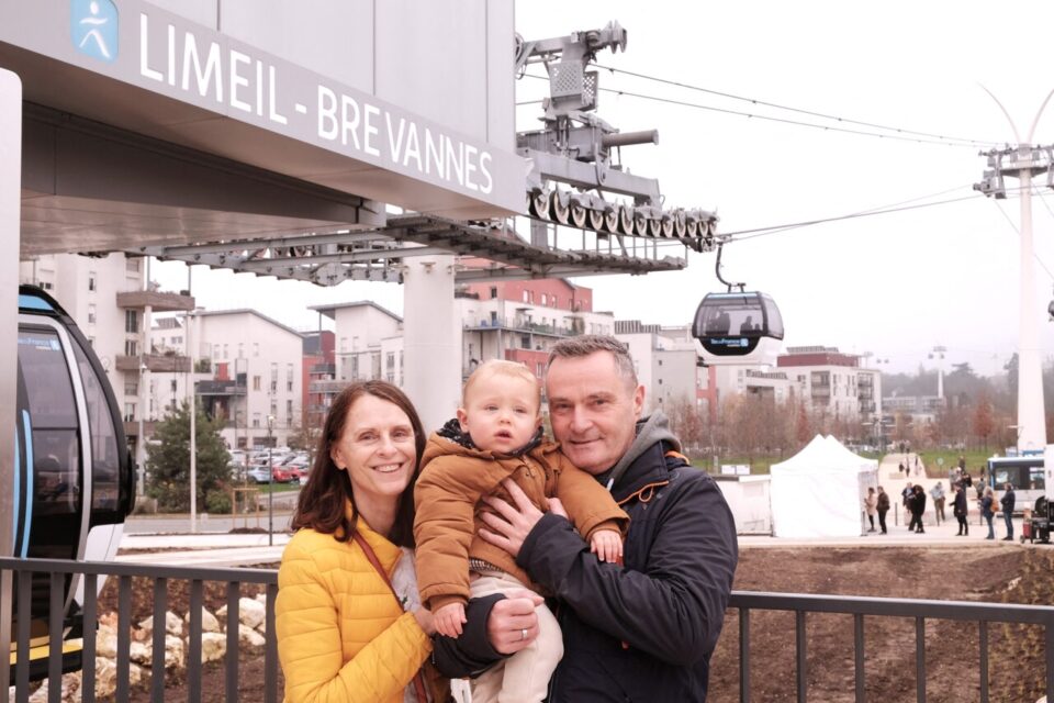 Christiane et Thierry Grisel, habitants de Limeil-Brévannes depuis 2012, ici avec leur petit-fils Louis le 13 décembre 2025, se disent ravis de l'arrivée du C1.