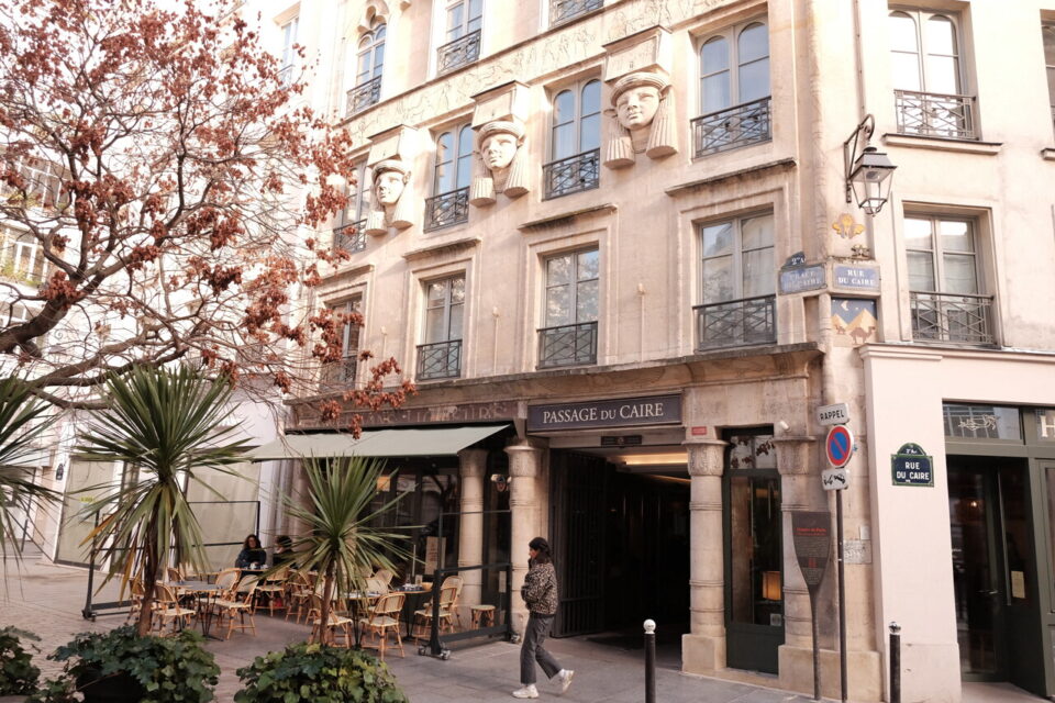 L'entrée du passage du Caire, ornée de motifs d'inpiration égyptienne, du côté de la place du Caire et de la rue d'Aboukir.