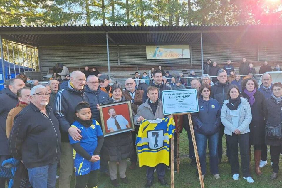 L'ensemble des amis, des sportifs et de la famille de Laurent Hugo autour de la plaque du stade qui porte désormais son nom.