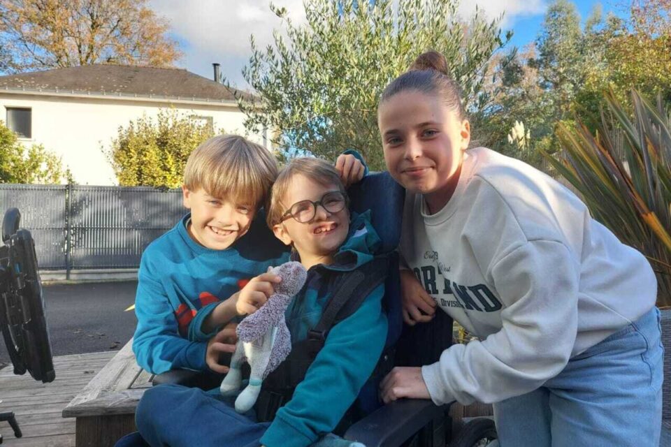 Malo entouré de son frère jumeau Arthur et de sa grande soeur Léane.